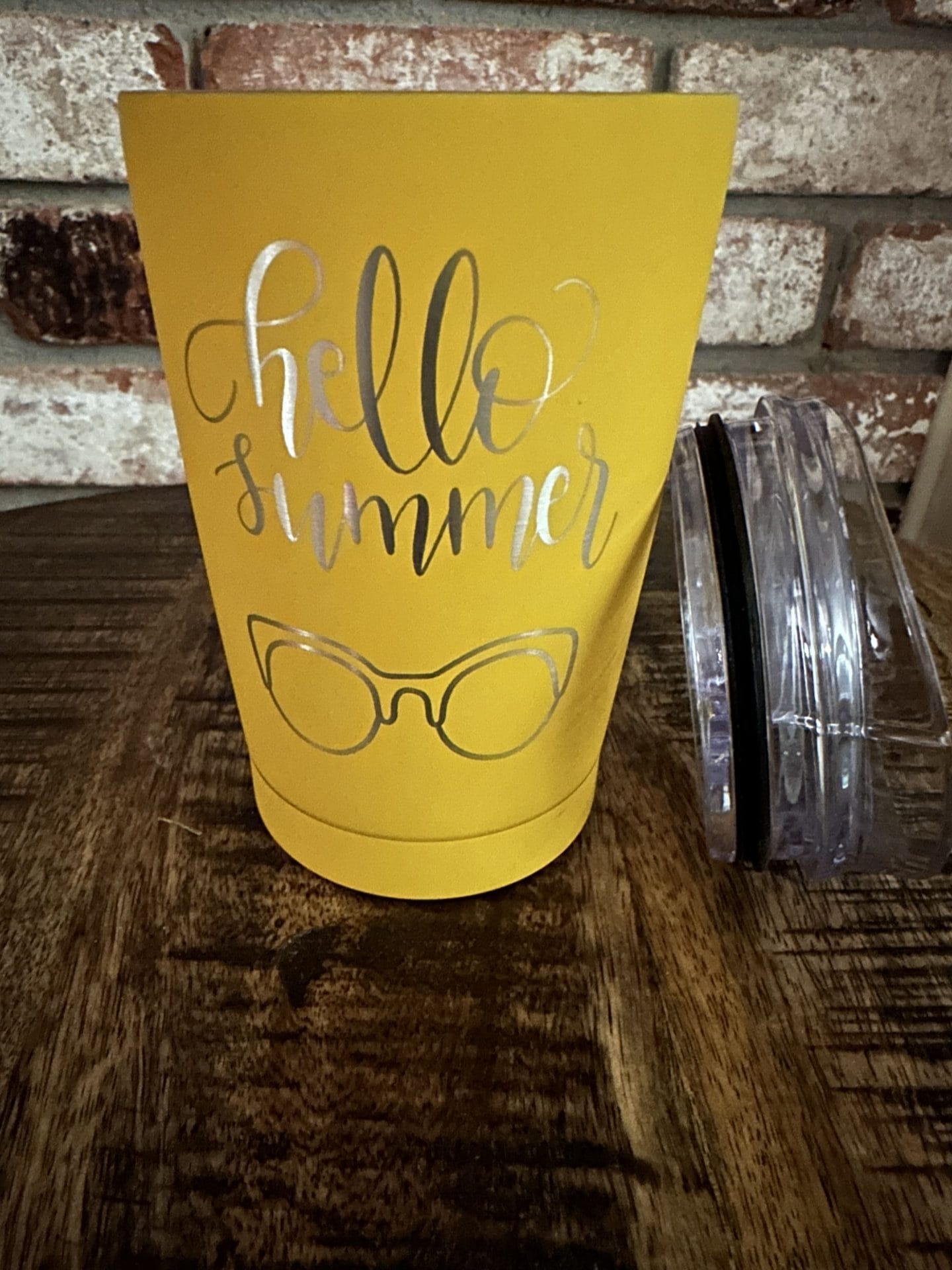 20 oz. Yellow Gold Hello Summer Cocktail Tumbler with Clear Slider Lid - Image 4