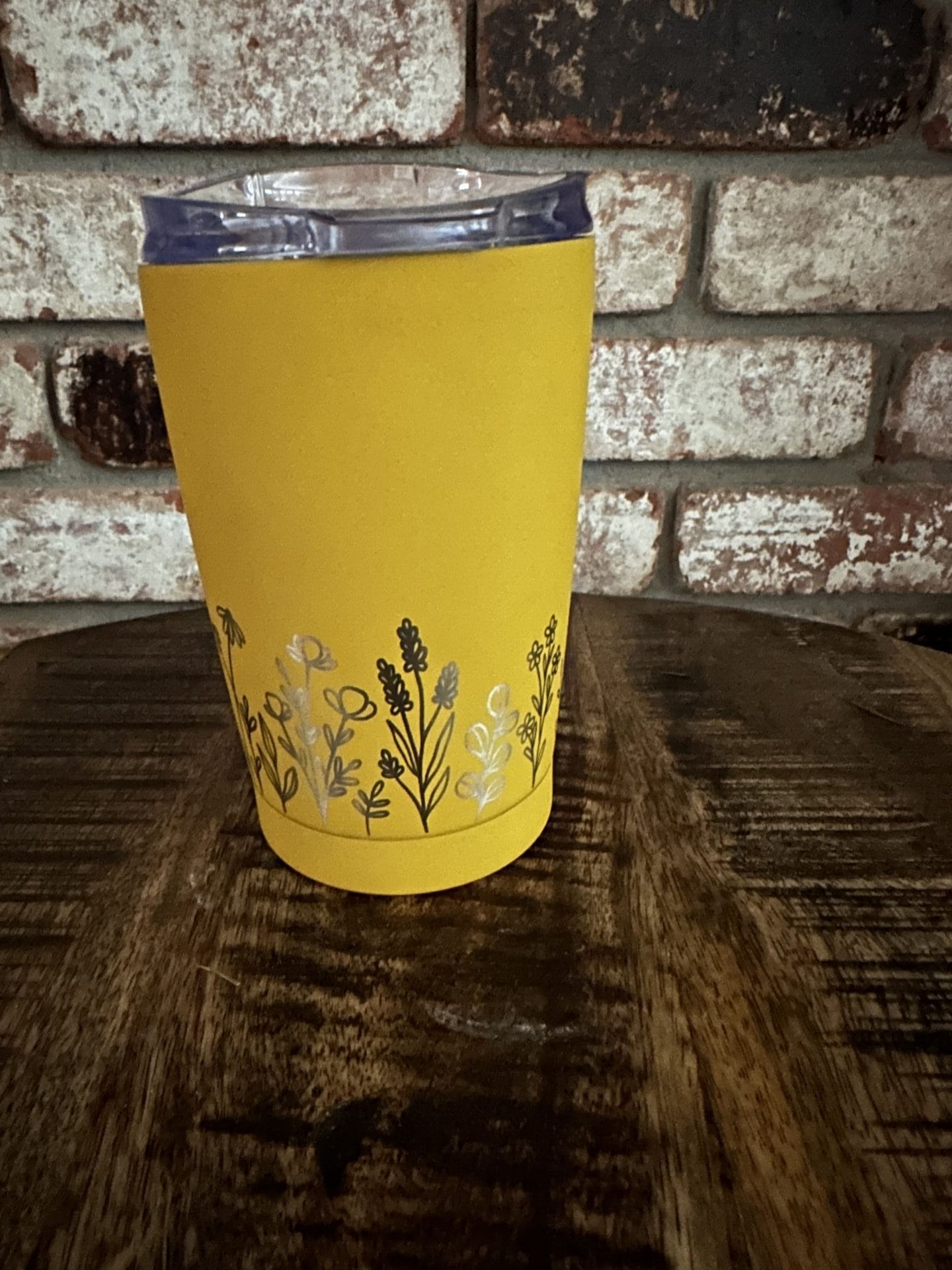 20 oz. Yellow Gold Wildflower Cocktail Tumbler with Clear Slider Lid - Image 4