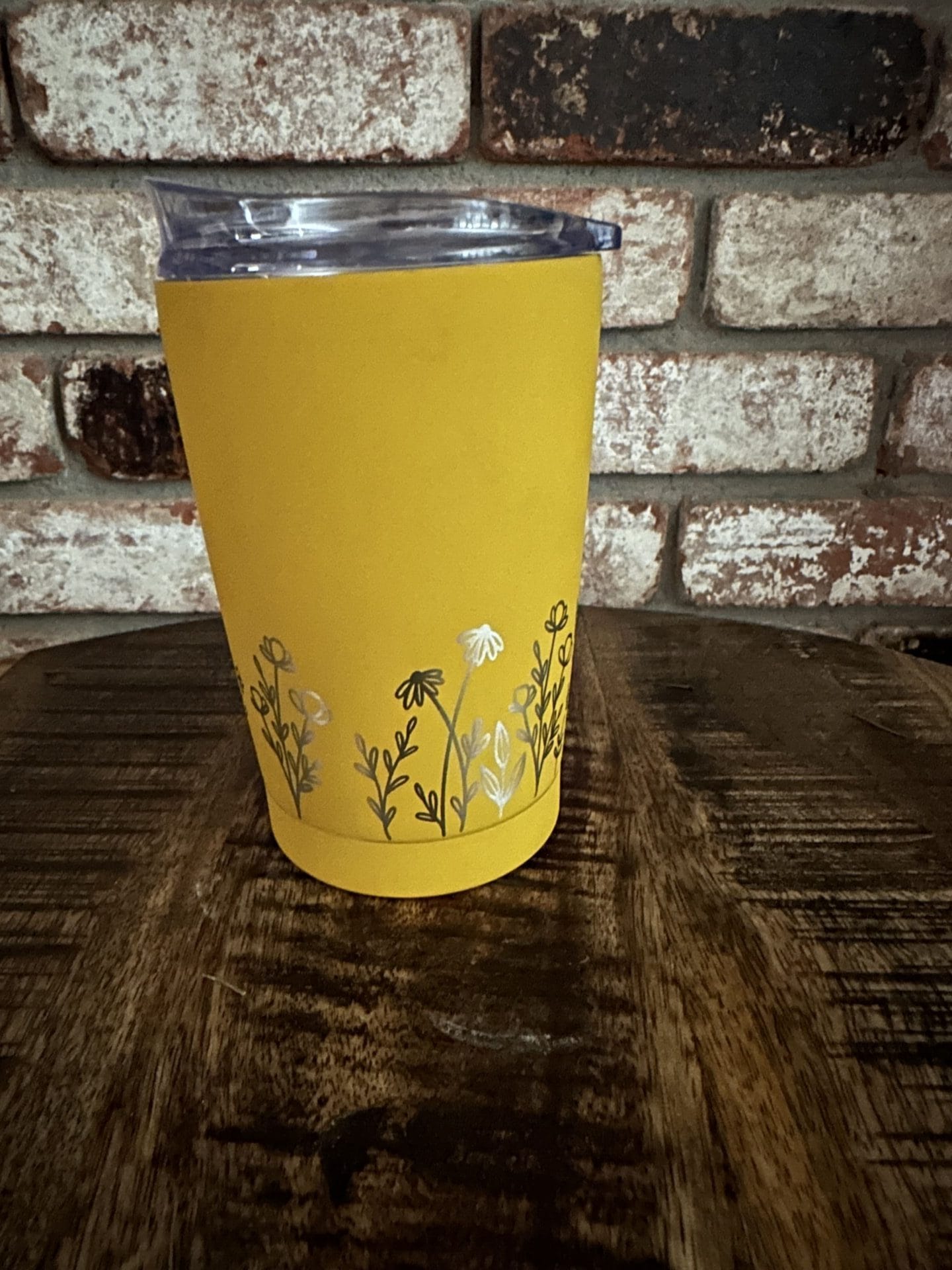 20 oz. Yellow Gold Wildflower Cocktail Tumbler with Clear Slider Lid - Image 3