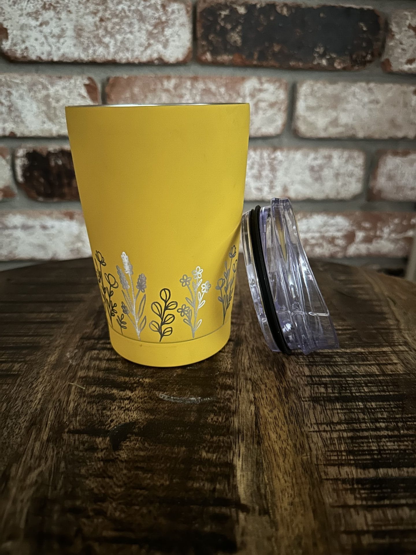 20 oz. Yellow Gold Wildflower Cocktail Tumbler with Clear Slider Lid - Image 5